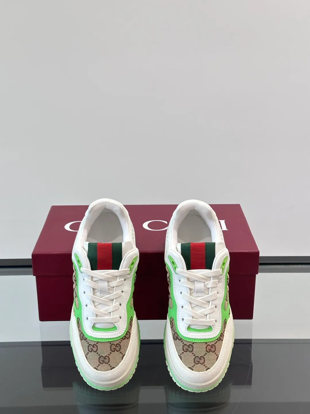 Men's Men's Shoes 💰480 [New Style] 🦨🦨Gucci 𝐆𝐮𝐜𝐜𝐢 𝐑𝐞-𝐖𝐞𝐛 As a sneaker created by Sabato De Sarno for Gucci, the Re-Web series reinterprets the brand's classic stripes, with bold and unique details to set off a modern silhouette design. These shoes are crafted from white leather. This new sneaker is ingeniously decorated with many of the brand's classic details, and is equipped with a bright red and green webbing tongue, which will make people fall in love at first sight. White leather has been specially treated to be soft and shiny, with an embossed grained texture. Script Gucci logo and Interlocking G web label with Interlocking G and script Gucci logo. Rubber outsole with Interlocking G detail eyelets. Web tongue. Size: Female 35-40 (Female 41, 42 customized). Male 38-44 (45, 46 customized)